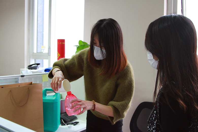 徐銳采購并分發(fā)消毒液_副本